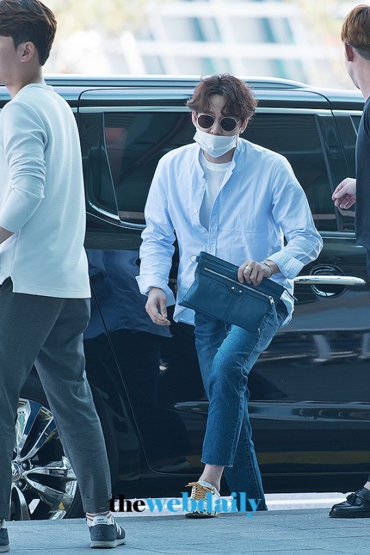 Lần đầu lộ diện hậu chia tay hôn thê gia thế khủng, Yoochun bị mỉa mai: Chắc cả đời không dám mặc áo ngắn tay